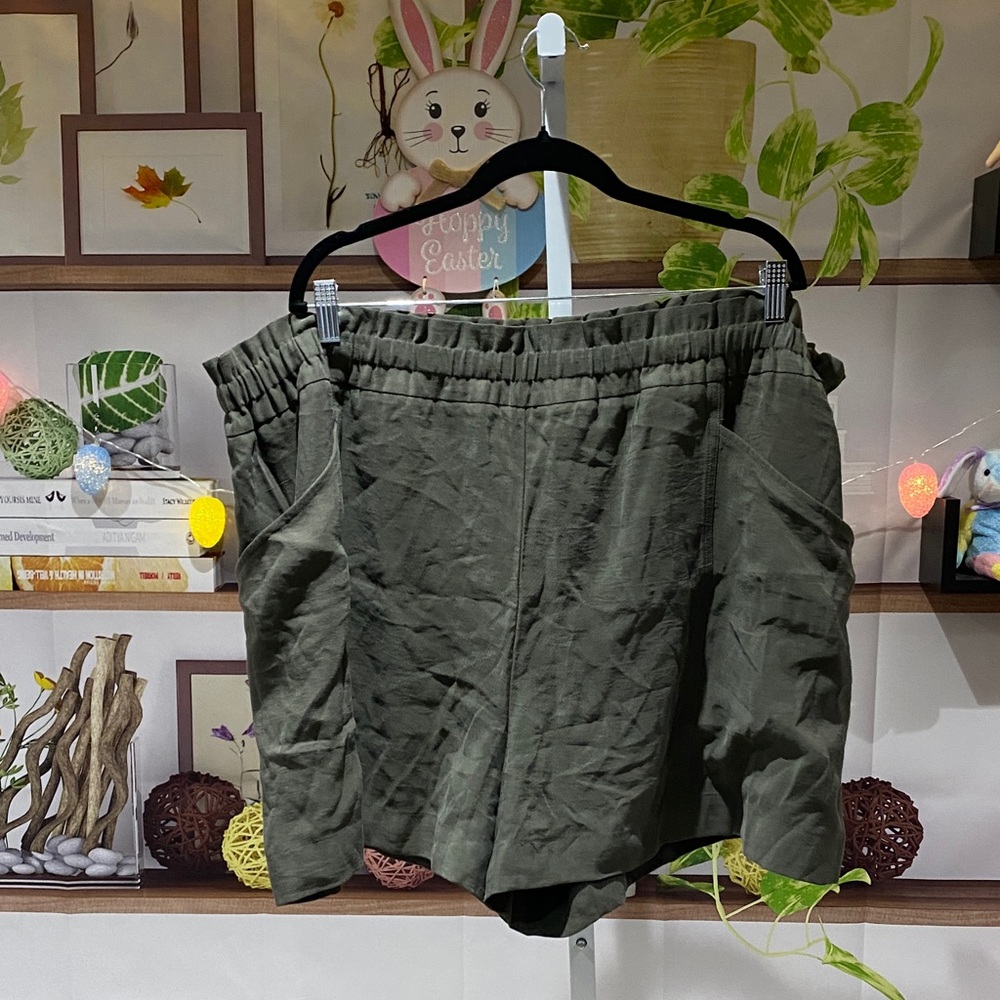 Simply Vera Vera Wang Olive Green Relaxed Elastic-Waist Shorts 3 X. Waist is 23.